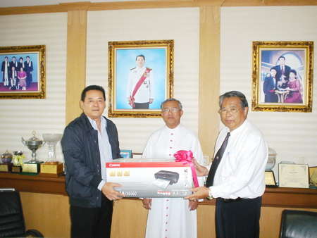 นายนภิทร  ศรีสรรพางค์มอบเครื่อง printer ให้ชมรมผู้สูงอายุฯ ราชบุรี
