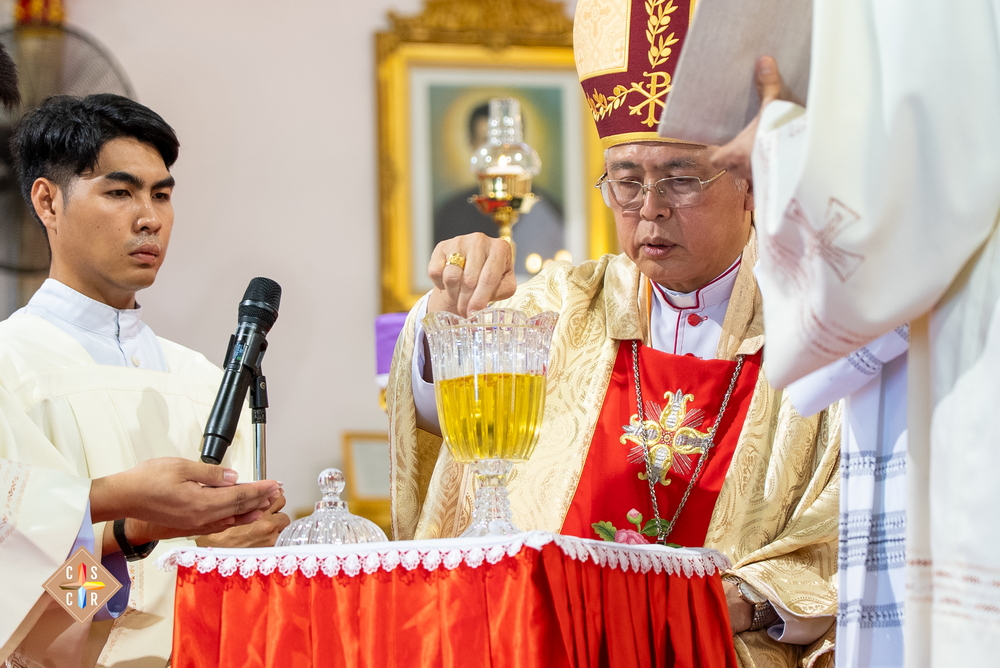 เสกน้ำมันศักดิ์สิทธิ์และพิธีรื้อฟื้นคำสัญญาการเป็นพระสงฆ์